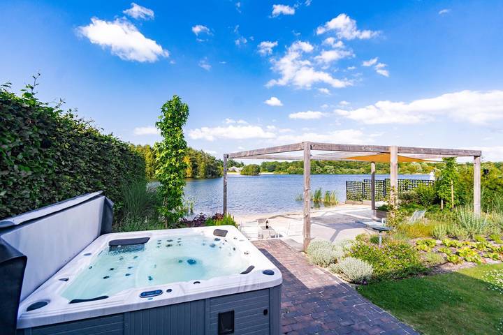 Vakantiehuis voor 7 personen, with Balkon/Terras and Terras as well as Whirlpool and Tuin in Twente