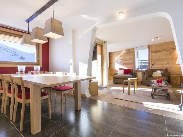Chalet voor 10 personen, with Balkon and Whirlpool as well as Terras and Zwembad in 
