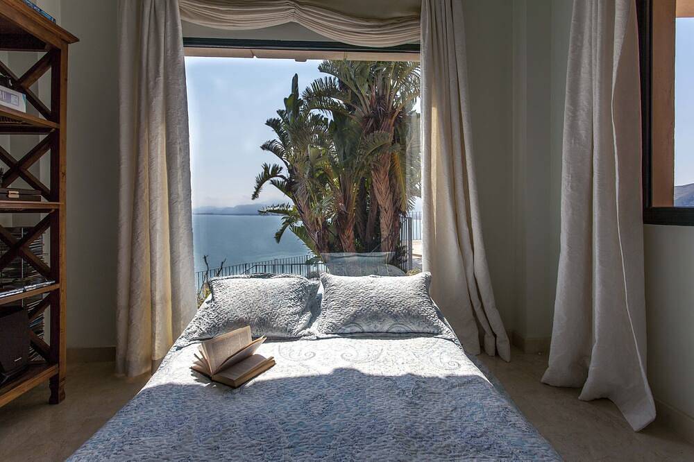 Luxury Villa  in Valencia Coast. Wi Fi & private infinity saline pool near golf. in Platja de Cap Blanc (Cullera), Cullera