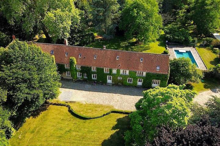 Location de vacances pour 15 personnes, avec jardin ainsi que piscine et terrasse à Saint-Pierre-lès-Nemours