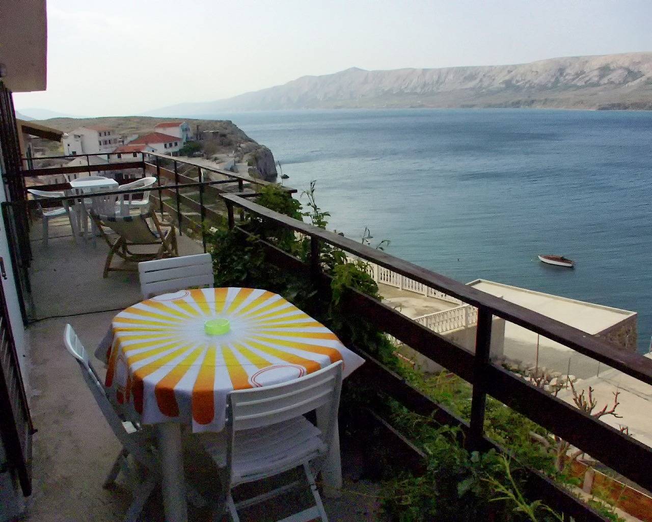 Ganze Wohnung, 2-Zimmer-Ferienwohnung mit Terrasse und Meerblick Zubovici (Pag) A-241-a in Zubovići, Pag