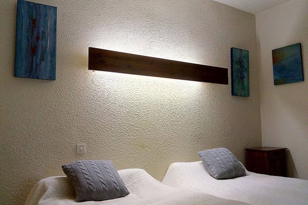 Seasonal rental of a Breton cottage in the heart of the forest in Theix, Côte des Mégalithes