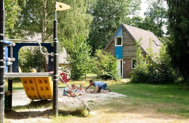 Vakantiepark voor 4 personen, with Balkon/Terras and Terras as well as Tuin and Kinderzwembad in Assen Gemeente