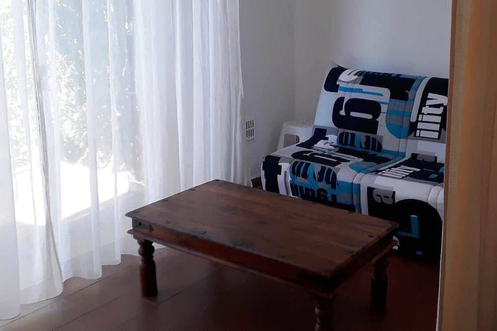 Apartamento entero, Estudio amueblado con aire acondicionado en Lido de la Marana a 100 m del mar. in Borgo, Región de Bastia