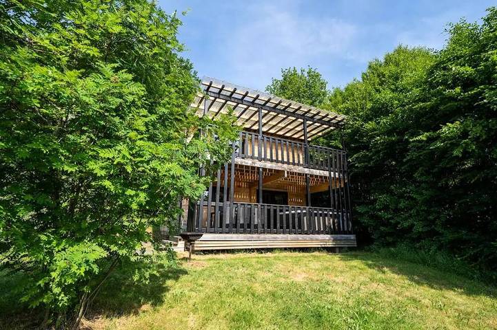 Camping pour 8 personnes, avec piscine ainsi que sauna et terrasse en Corrèze