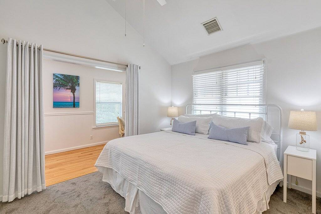 \"Blue Bungalow\" ~ 2 Schlafzimmer Reihenhaus in Truman Annex Community mit Pool! in Key West, Lower Keys