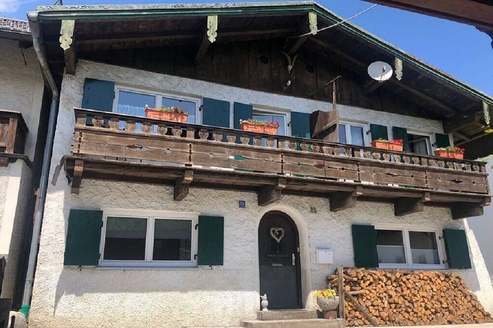 Ferienhaus an der Loisach Bauernhaus im historischen Teil von Garmisch in Garmisch-Partenkirchen, Bayerische Alpen