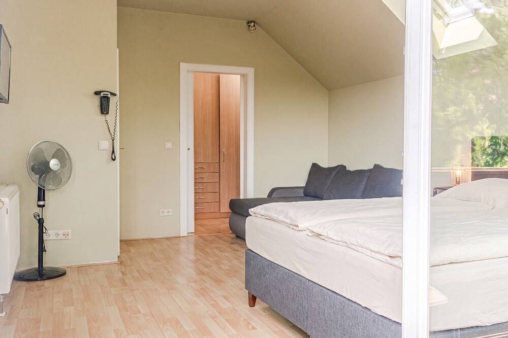 Comfy Room in Shared Villa w/ Free Parking in Floridsdorf, Wien