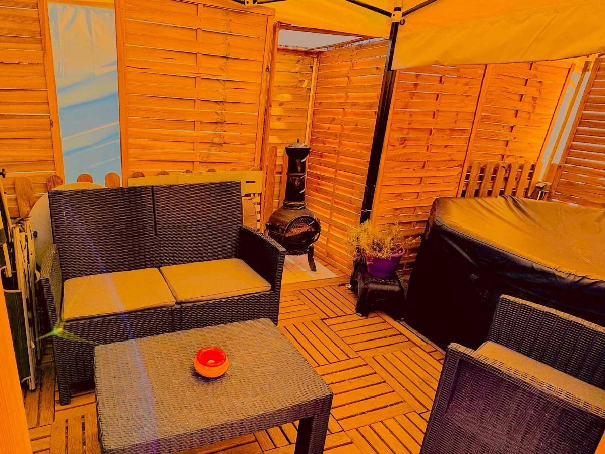 Résidence Caenee, le dépaysement Naturiste en été avec l'atypique studio climatisé "vintage" en sous pente, sa "paillote" avec jacuzzi, entouré de verdure, planchagrill, transats, vélos gratuits, wifi 5G, Travel Proud Lgbtqi, chiens admis in Marseillan, Côte méditerranéenne (France)