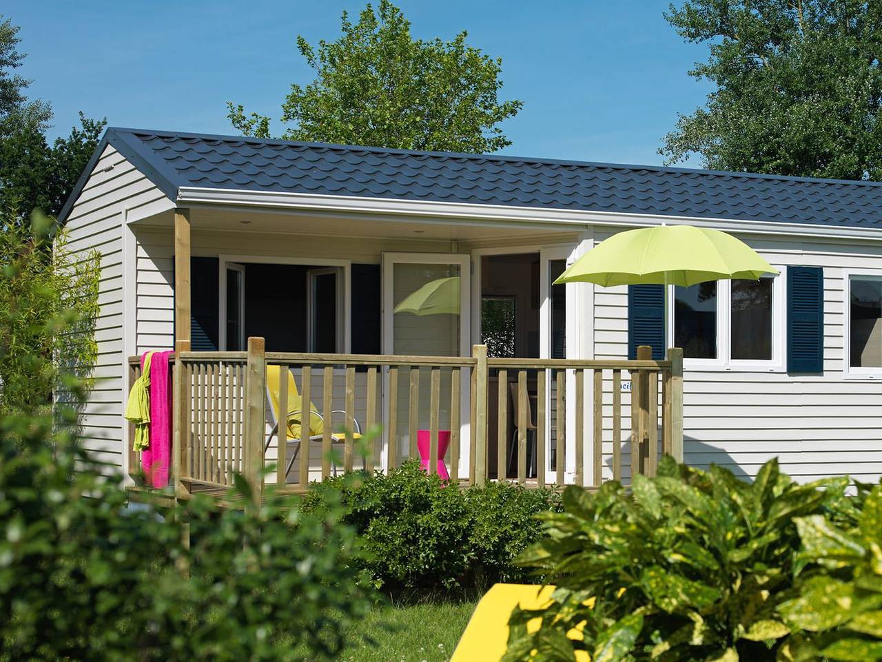 Mobilheim Pacifique mit Terrasse für 4 Personen im Ferienpark Am Waldrand in Südstrand Pelzerhaken, Ostholstein