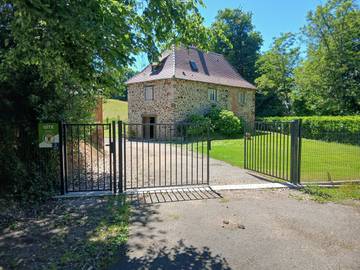 Gîte pour 2 personnes, avec balcon et jardin, animaux acceptés en Corrèze
