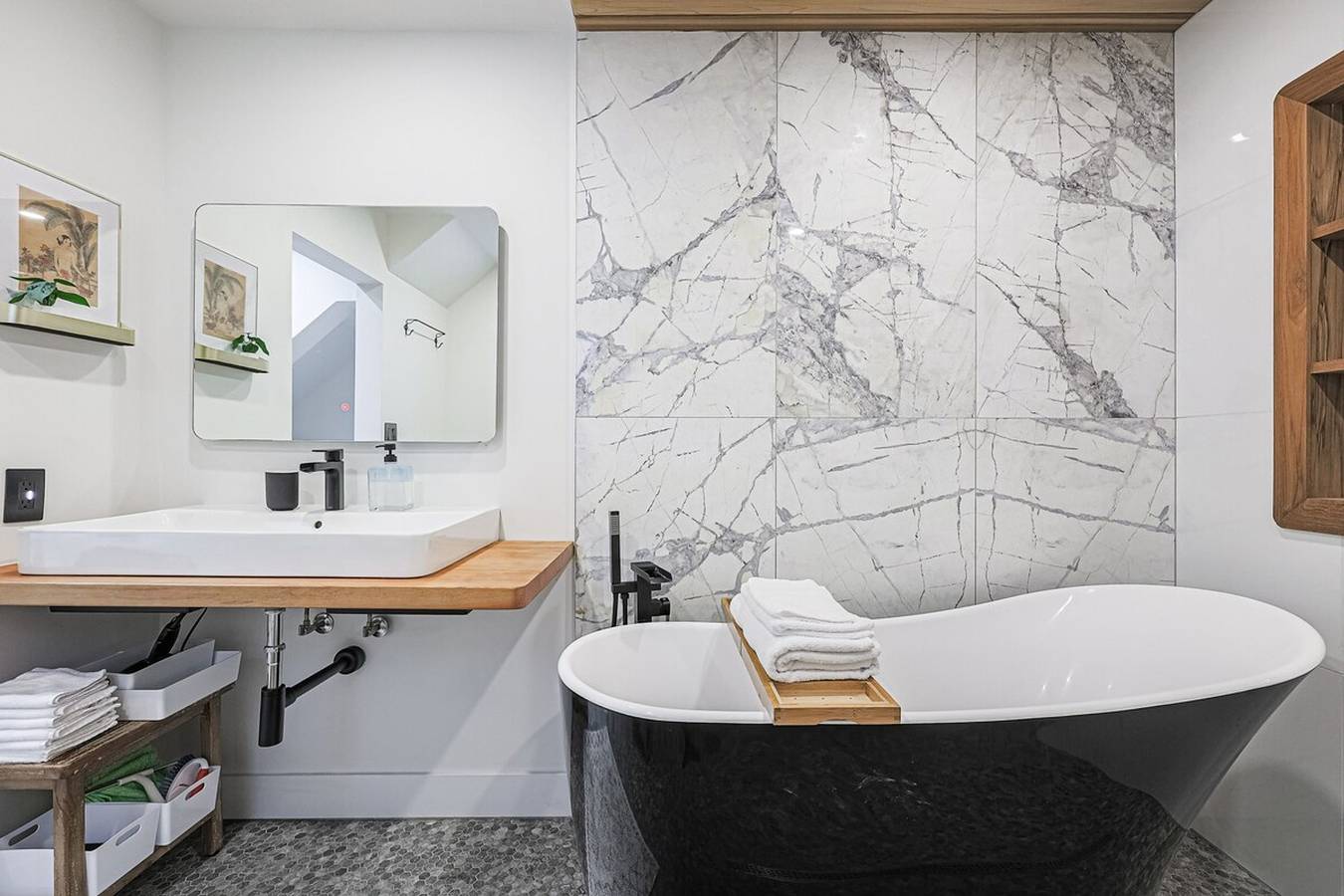 Entire apartment, Parkdale Chic 2Br  Spa   Style in Toronto, Lake Ontario (Canada)