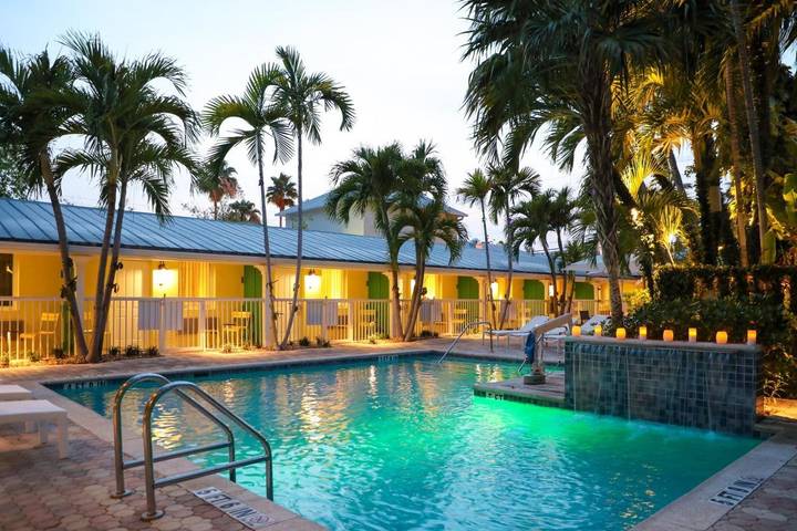 Hotel for 4 personer, med hage og badebasseng i tillegg til jacuzzi - 1