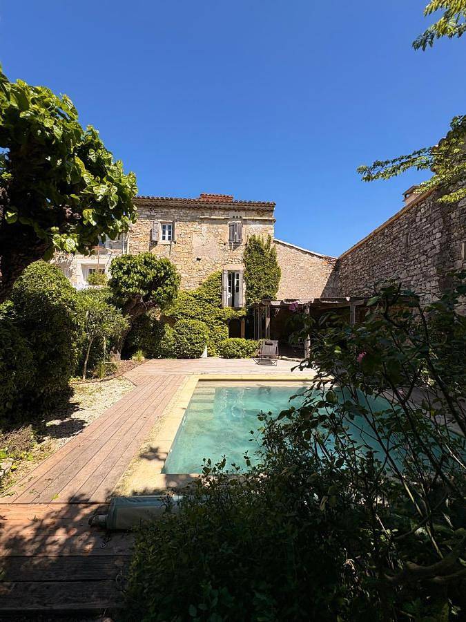 Location de vacances pour 6 personnes, avec Terrasse ainsi que Jardin et Piscine à Collorgues