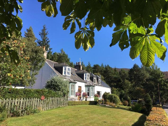 Holiday letting for 2 people, with garden and view, with pets in Braemar