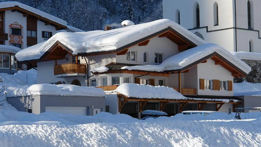 Ferienwohnung für 5 Personen, mit Balkon und Terrasse sowie Sauna in Silbertal