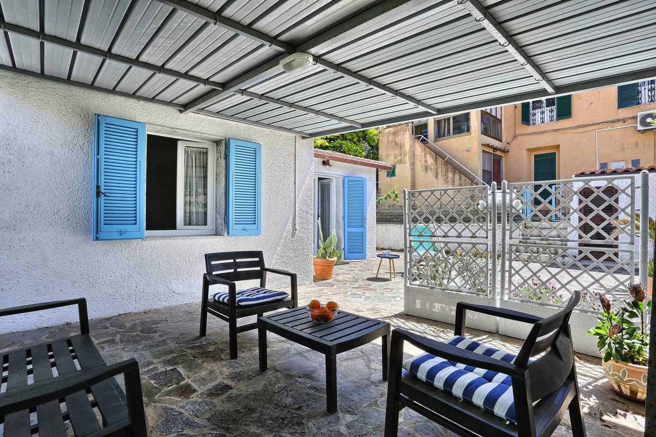 Casa vacanze con aria condizionata e terrazza con vista mare; parcheggio disponibile, animali domestici ammessi  in Pareti, Isola d'Elba