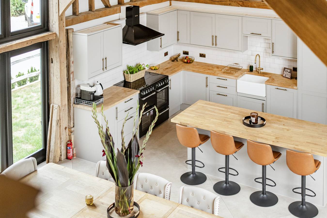 Barn - Sleeps 10 - Hot Tub - Parking in Salfords and Sidlow, Surrey