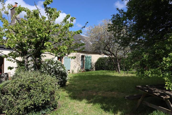 Gîte pour 8 personnes, avec piscine et jardin à Noyant