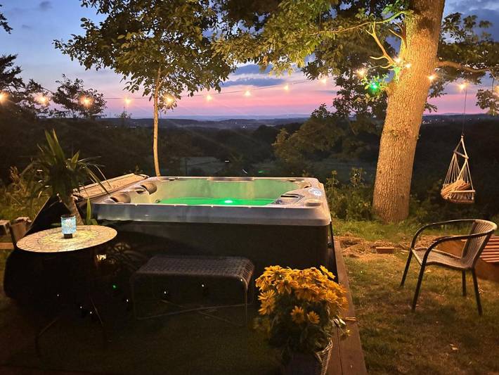Ferienwohnung für 2 Personen, mit Terrasse und Whirlpool sowie Garten und Sauna