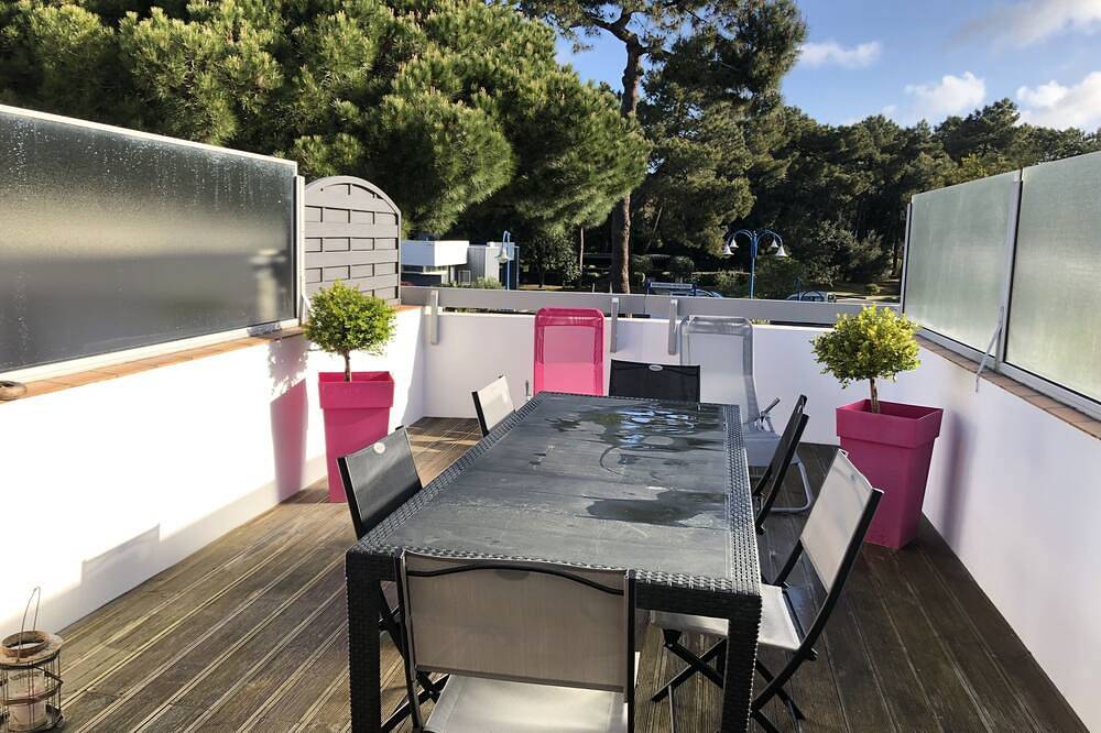 Entire apartment, The Palmyra Apartment with large terrace in La Palmyre, Les Mathes