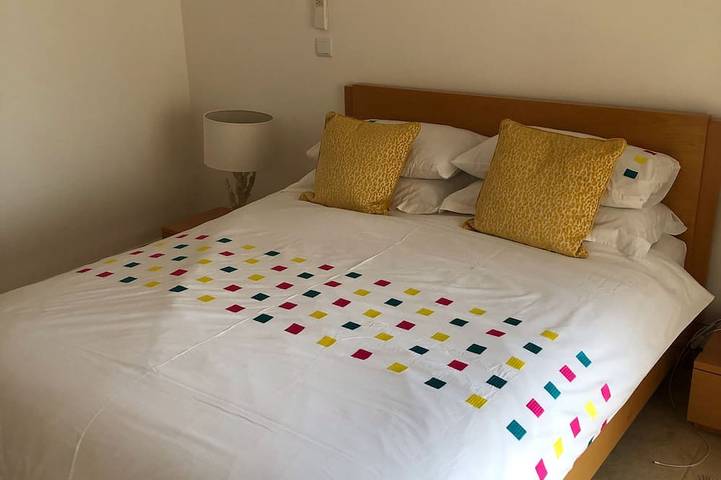 Ganze Wohnung, 3 Schlafzimmer 2 Badezimmer Luxus-Wohnung mit Pool / Jacuzzi 8 Minuten zum Strand in Santa Maria, São Gonçalo de Lagos