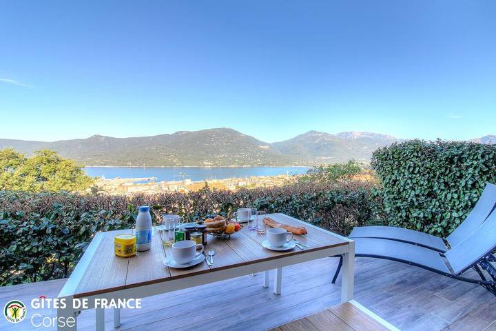 Gîte pour 2 personnes, avec vue et jardin à Propriano