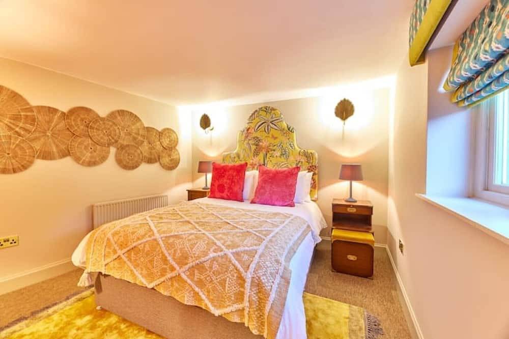 Cinnabar: Romantic Hideaway on Historic Walls in Berwick-upon-Tweed, Northumberland