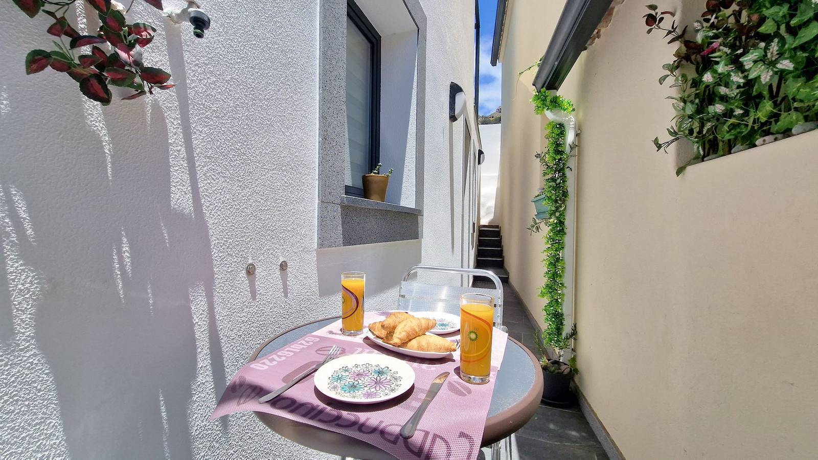 Ganze Wohnung, Ferienwohnung für 2 Personen mit Terrasse in Machico, Madeira