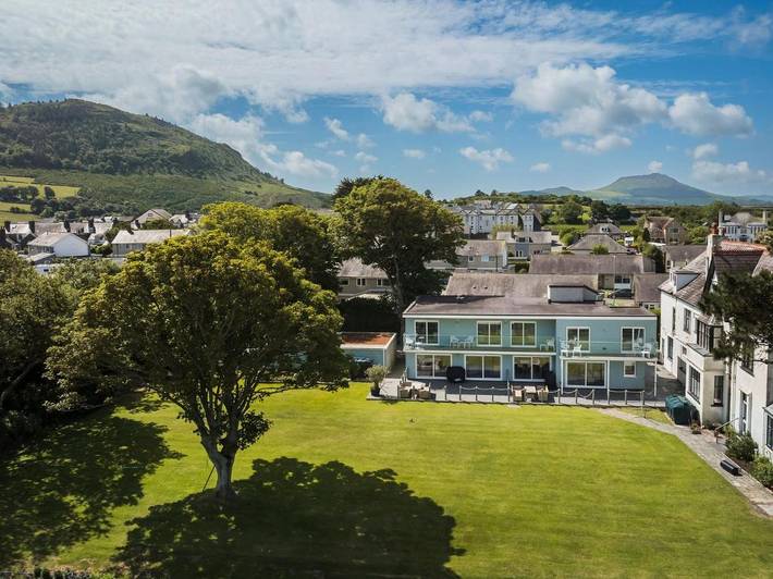 Holiday rental for 8 people, with terrace and garden as well as hot tub, with pets in Nefyn