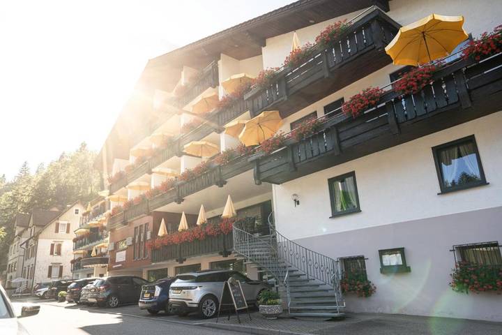 Hôtel pour 5 personnes, avec balcon ainsi que sauna et piscine