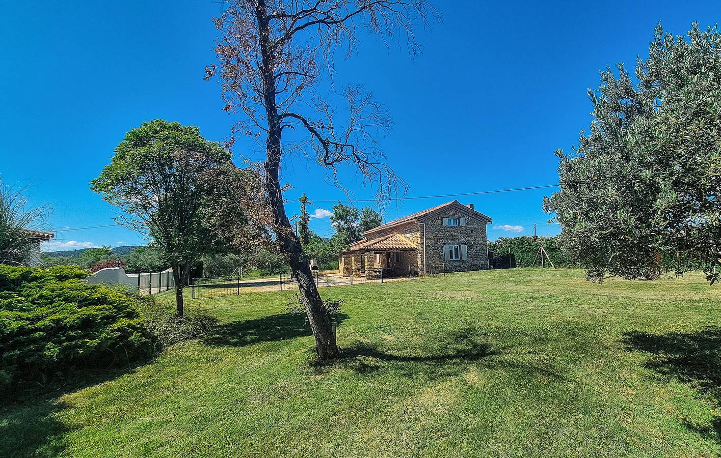 Appartement spacieux avec TV, parking, piscine et Internet in Saint-Sauveur-de-Cruzières, Parc national des Cévennes