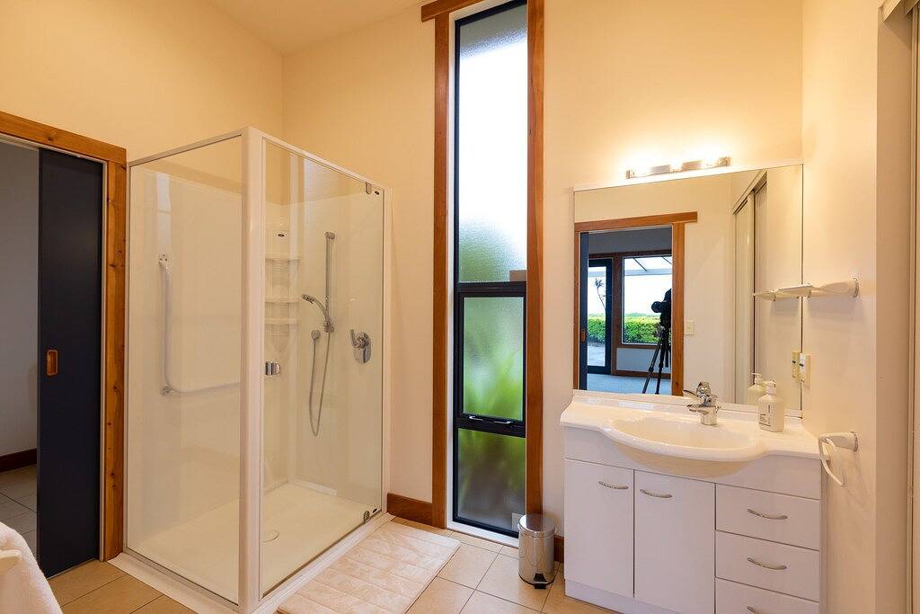 Luxury lodge with expansive views of Lake Taupo - private and quiet. in Taupo District