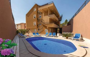 Maison d’hôte pour 2 personnes, avec vue ainsi que balcon et piscine à Makarska