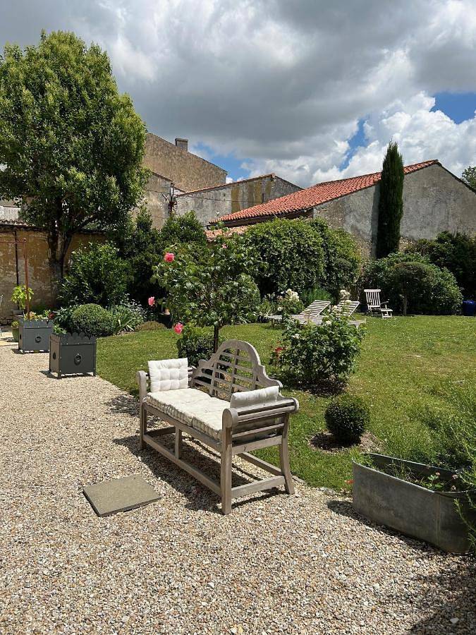Location de vacances pour 2 personnes, avec terrasse ainsi que jardin et vue à Saint-Jean-d'Angély - 3