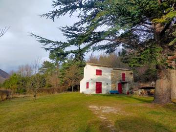 Gîte pour 5 personnes, avec balcon ainsi que piscine et vue à Aurel