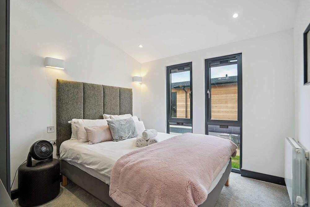 Luxury Lodge River Thames ❤ Beautiful Marina Views in Windsor, Berkshire