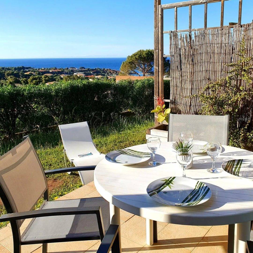 Studio entier, Sant Ambrogggio vue sur mer terrasse. Climatisé in Sant Ambroggio, Lumio