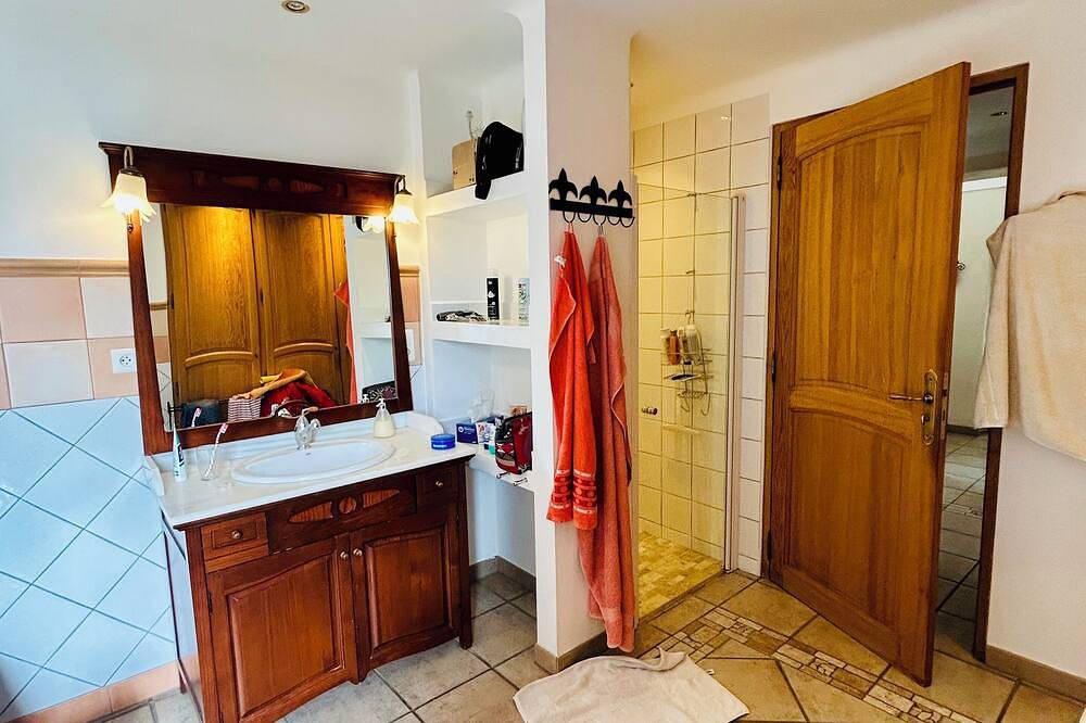 Stunning lake views & modern comforts – Provence-style house with a terrace overlooking the lake in Esparron-de-Verdon, Alpes-de-Haute-Provence