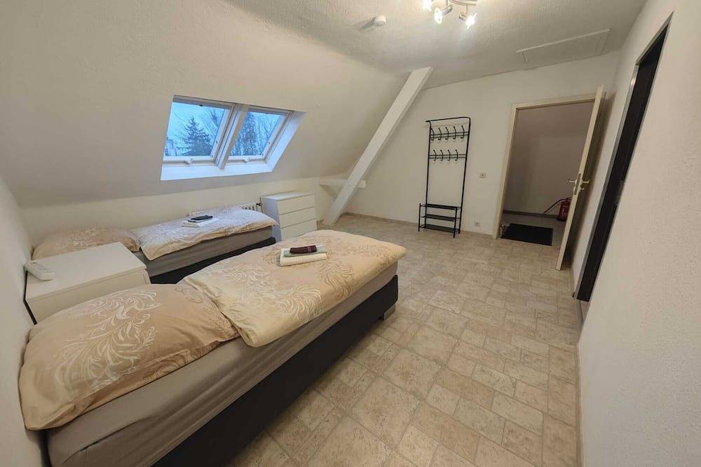 Entire apartment, Bright 3-room apartment with 7 beds in Krefeld, Lower Rhine