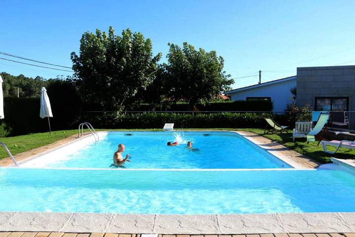 Location de vacances pour 13 personnes, avec jardin et bassin pour enfant ainsi que piscine et vue dans Paredes de Coura - 3
