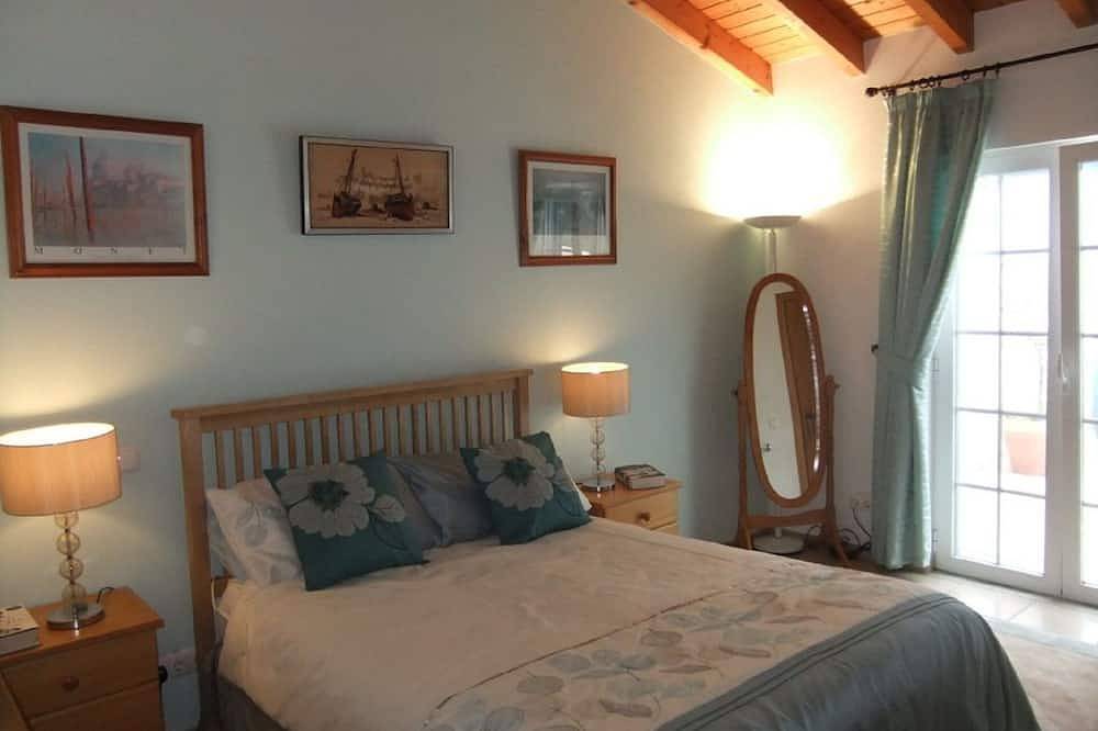 Außergewöhnliche Villa in privater Lage in Strandnähe in Arrifana, Aljezur