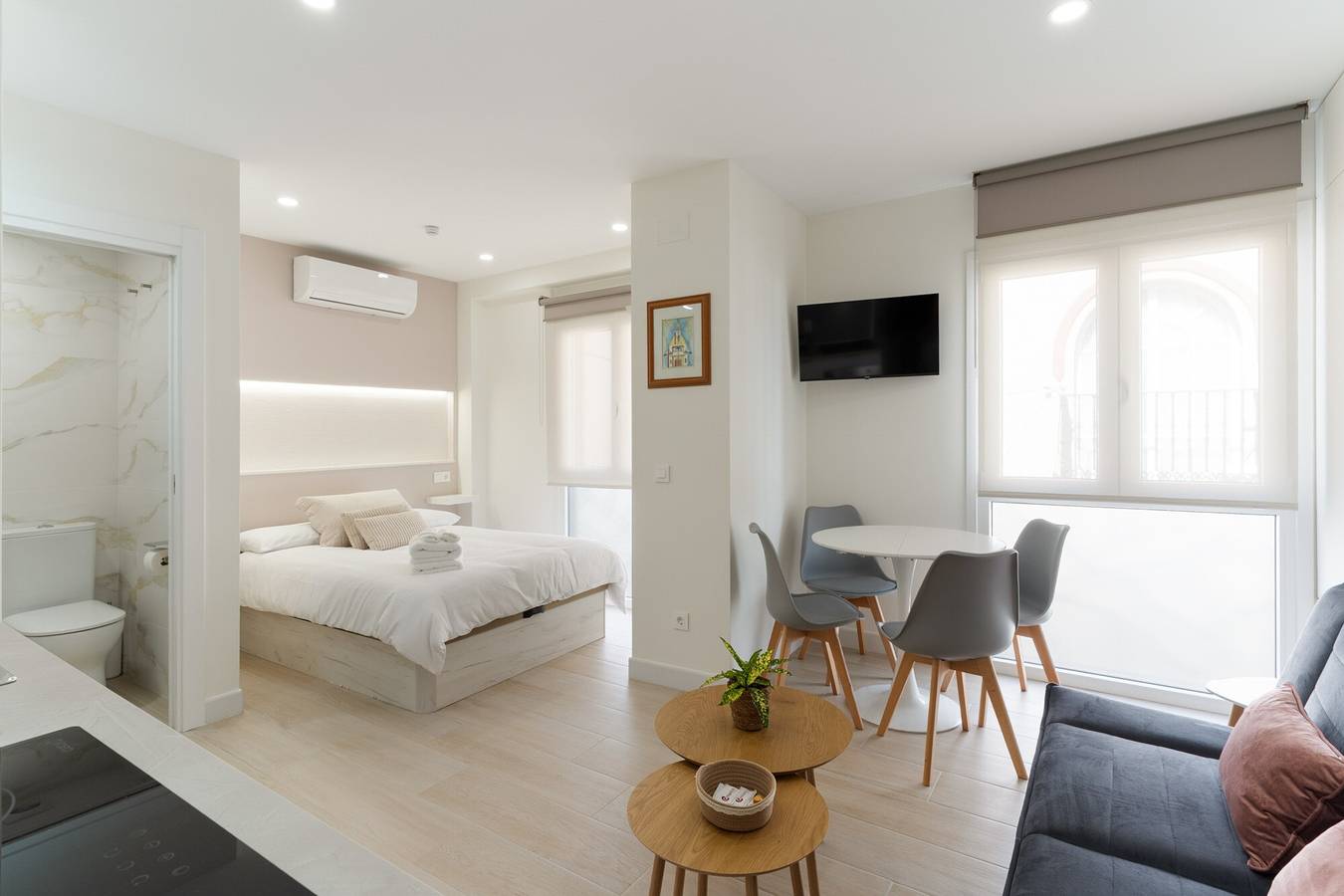 Entire studio, La Cala Home - Cala Sol – Bright Upper-Floor Studio – Steps from the Beach in La Cala de Mijas, Mijas