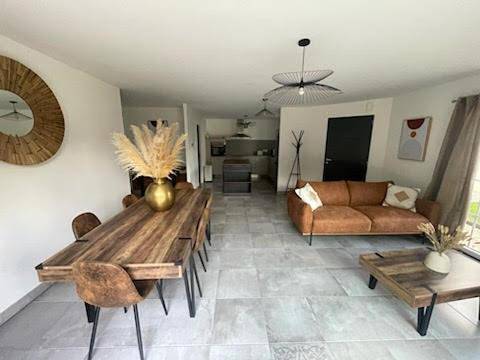 Three-Bedroom House in Saint-Gelais, Région de Niort