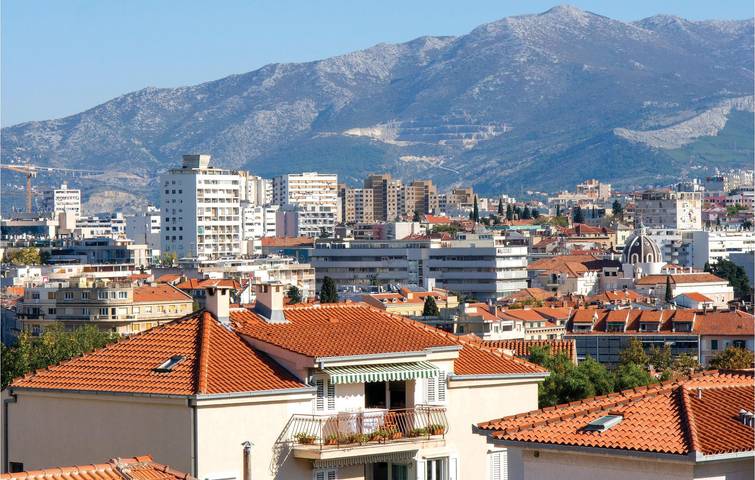 Ganze Ferienwohnung, Gemütliche Wohnung mit Terrasse, WLAN und Parkplatz, 1,5 km vom Strand entfernt in Split, Split-Dalmatien