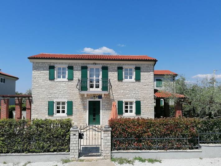 Ferienhaus für 4 Personen, mit Pool und Garten sowie Terrasse, mit Haustier
