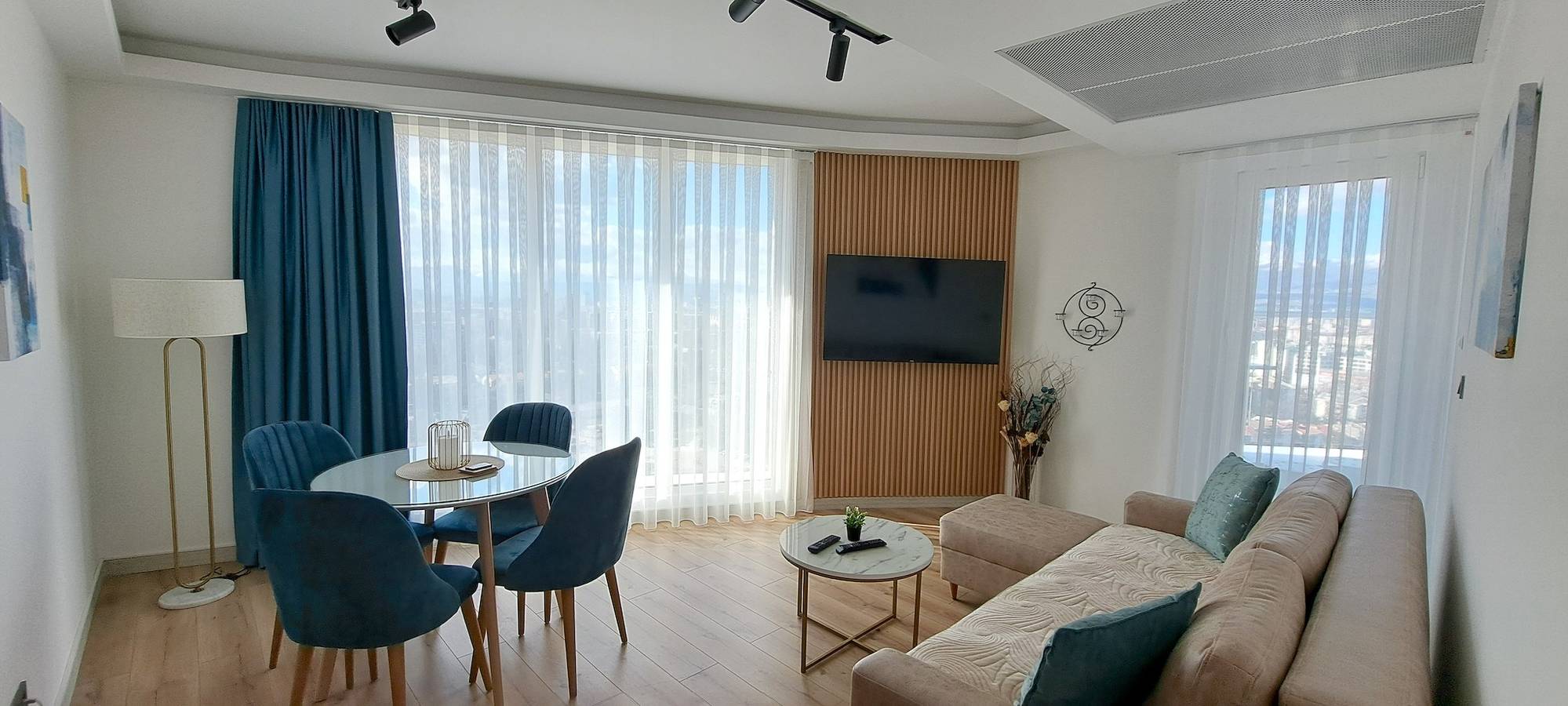 Ganze Wohnung, Luxus-Eigentumswohnung im 18. Stock mit Pool in Skopje, Nordmazedonien