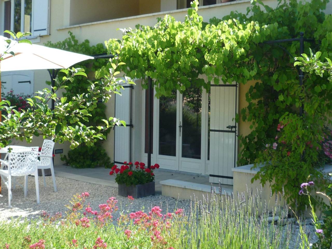 Ganze Wohnung, Ferienwohnung 'Villa Fleury Studio' mit Bergblick, privater Terrasse und Wlan in Montbrun-les-Bains, Nyons und Umgebung