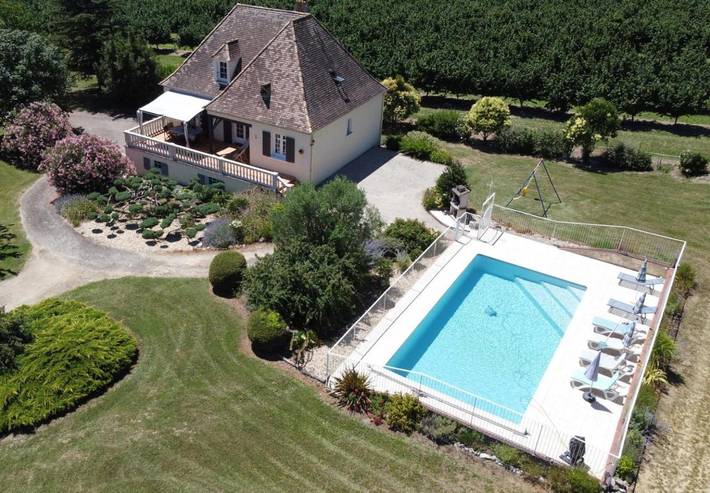Location de vacances pour 10 personnes, avec Terrasse ainsi que Jardin et Piscine à Rampieux