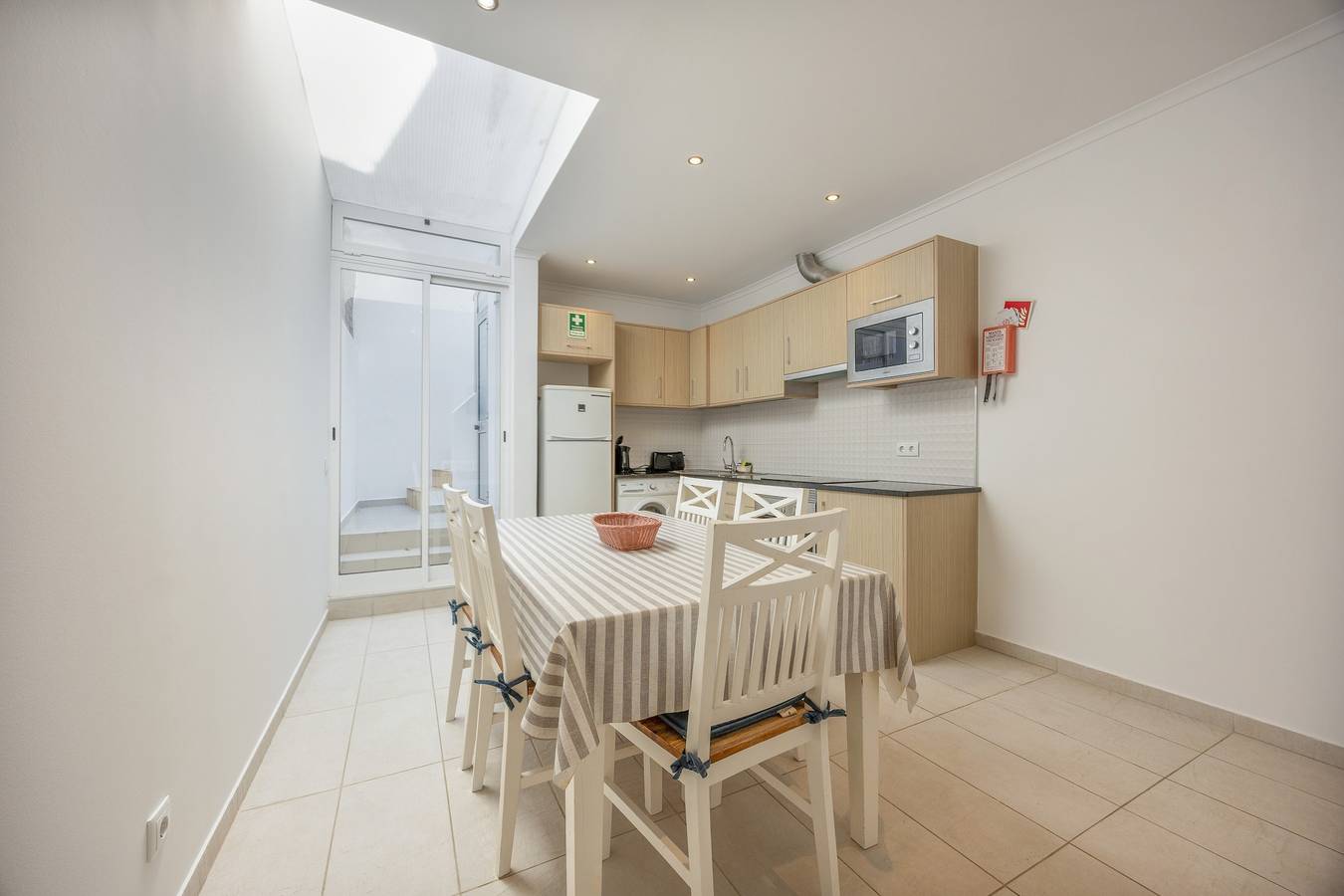 Casa de vacaciones 'Lanzarote' con terraza privada, Wi-Fi y aire acondicionado in Alvor, Distrito de Faro